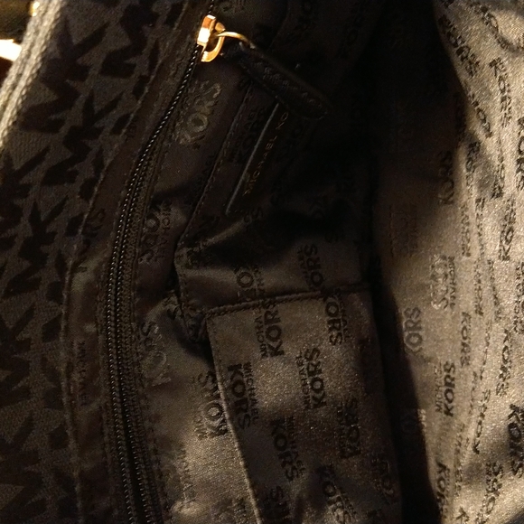 Two piece Michael kors tote with matching wristlet. - Picture 10 of 16